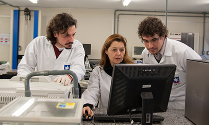 The Ocean Cleanup - Equipe de
pesquisadores da
UCS: aluno Kauê
Pelegrini (esquerda),
professora Rosmary
Nichele Brandalise e
professor
Diego Piazza.