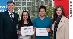 Reitor Evaldo Kuiava, Bianca Batista Serafim,
Akira Fornari Otaki e Sheila Bequi